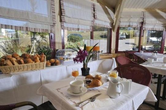 Logis Hotel De La Tour Masseret Екстер'єр фото